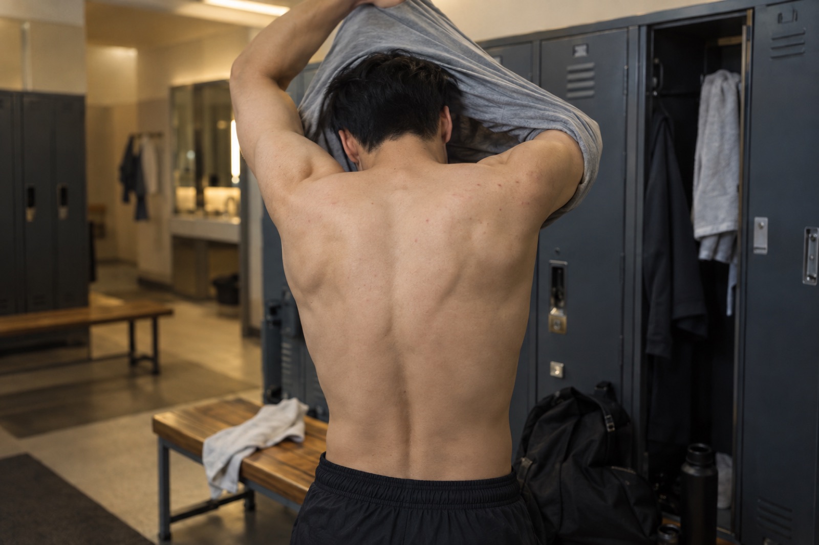 앞머리가 살짝 걸친 이마를 가까이 찍은 모습, 눈썹 위 살결에 작은 살색 돌기가 여러 개 보인다
